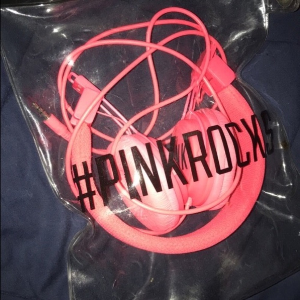 🎀LIMITED EDITION VS #PINKROCKS HEADPHONES🎀
